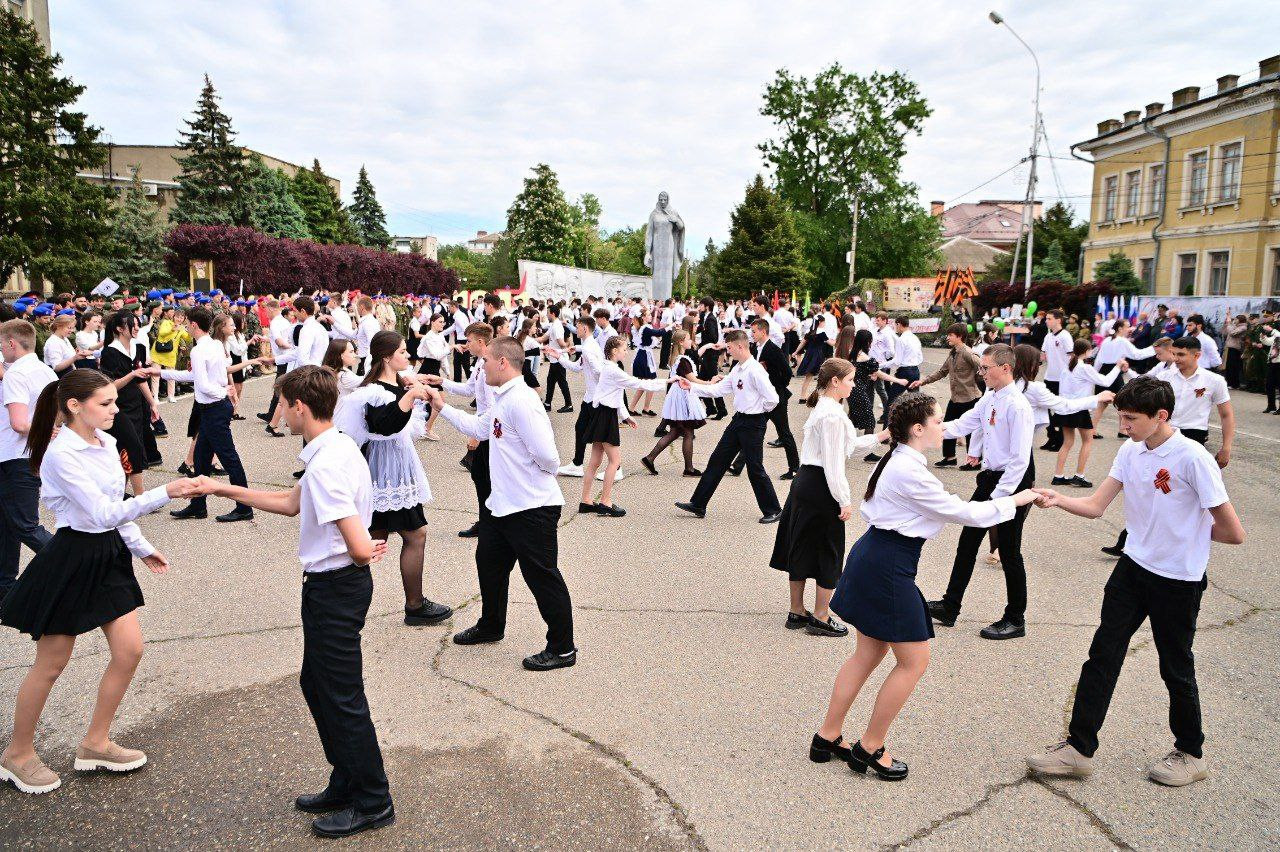 На центральной площади Буденновска школьники исполнили Вальс Победы