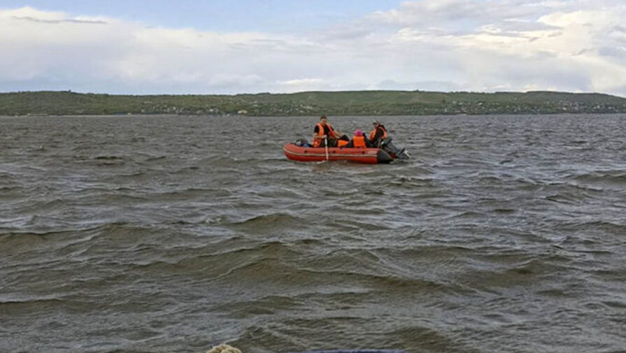 Двое детей и двое взрослых застряли на резиновой лодке посреди Волги