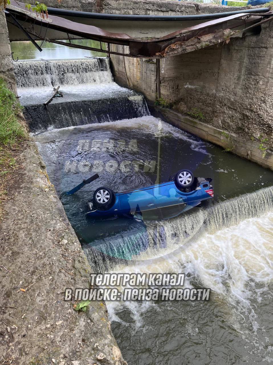 Легковушка упала с моста в воду в Пензенской области
