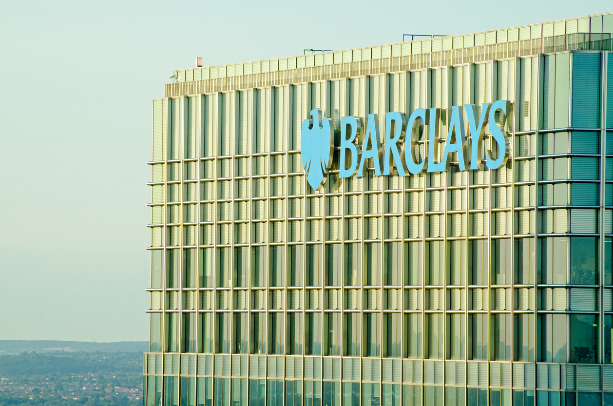 Бывшая аналитик в Barclays, подавшая в суд из-за сексистских насмешек, потребовала $1,6 млн от банка